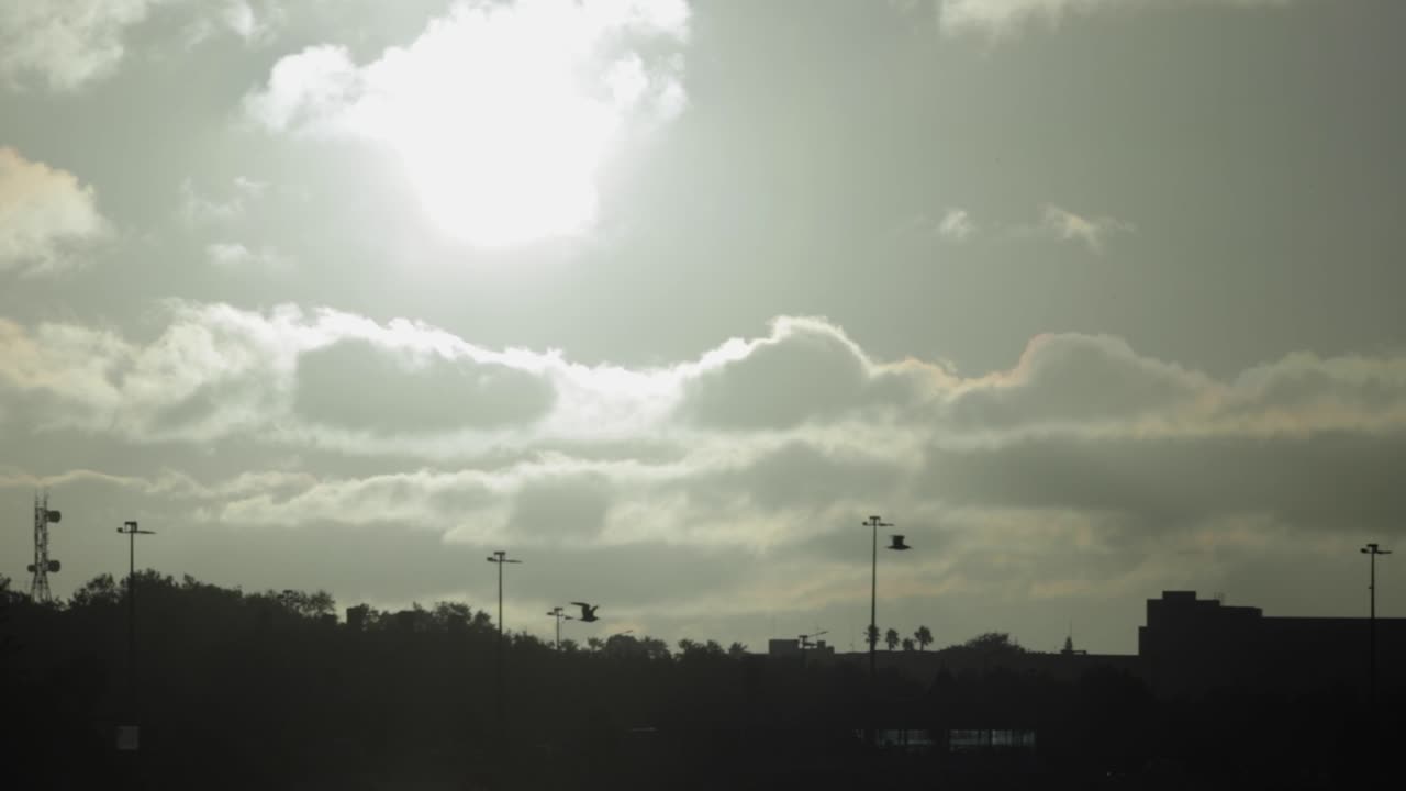 timelapse del amanecer en la playa de carcavelos