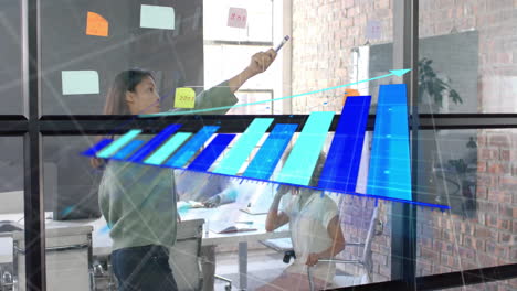 Animation-Der-Datenverarbeitung-Und-Diagramme-über-Verschiedene-Geschäftsleute,-Die-Im-Büro-über-Ihre-Arbeit-Diskutieren