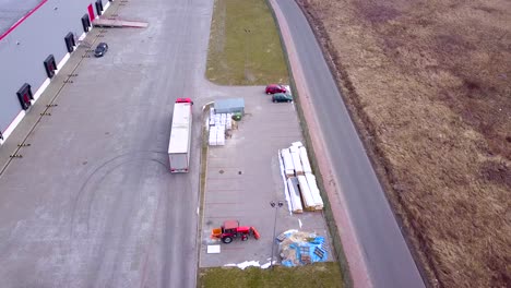 camión está conduciendo al centro de logística