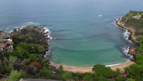 Exploring-Carrizalillo-beach:-Surf-and-Beach-in-Puerto-Escondido,-Oaxaca