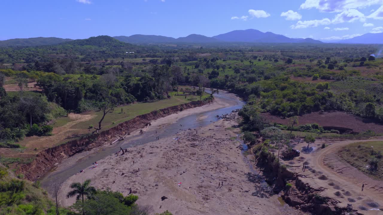 Dasar sungai yang sangat terkikis dari Sungai Massacre, tempat orang-orang terlibat dalam penambangan pasir, menunjukkan kerusakan lingkungan di Haiti. Pandangan udara ke depan.