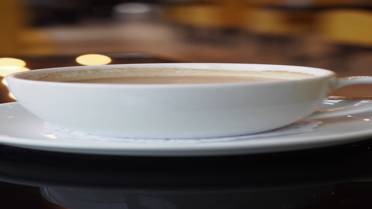 색 접시 위 에 있는 색 커피 컵 의 근접