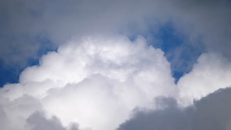 nubes cambiando gradualmente en el cielo
