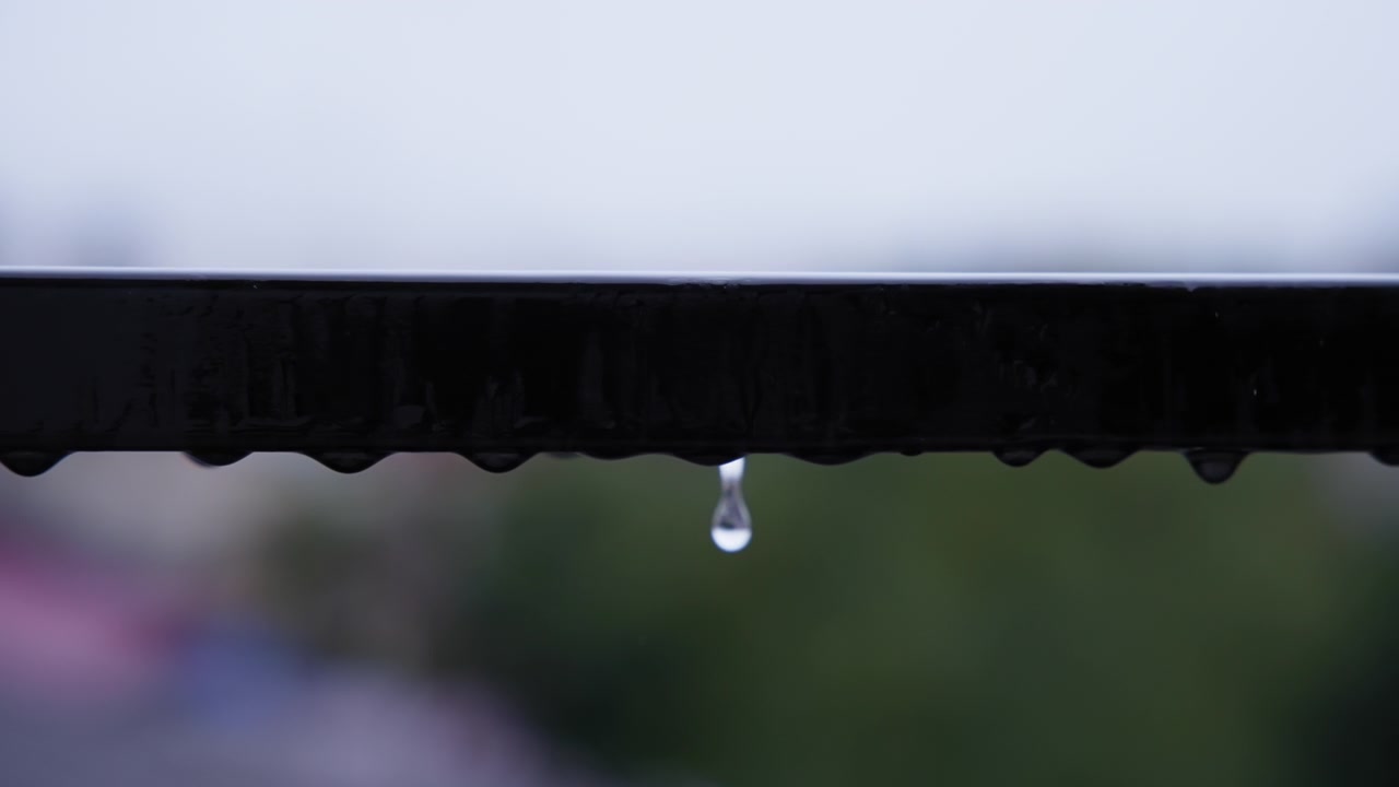 Slow motion of drops of rain on a fence