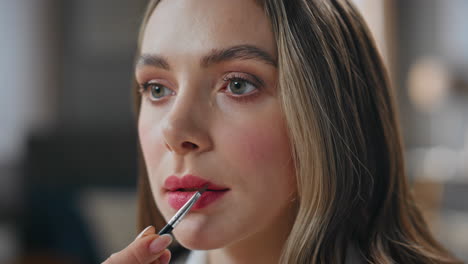 mujer aplicando maquillaje