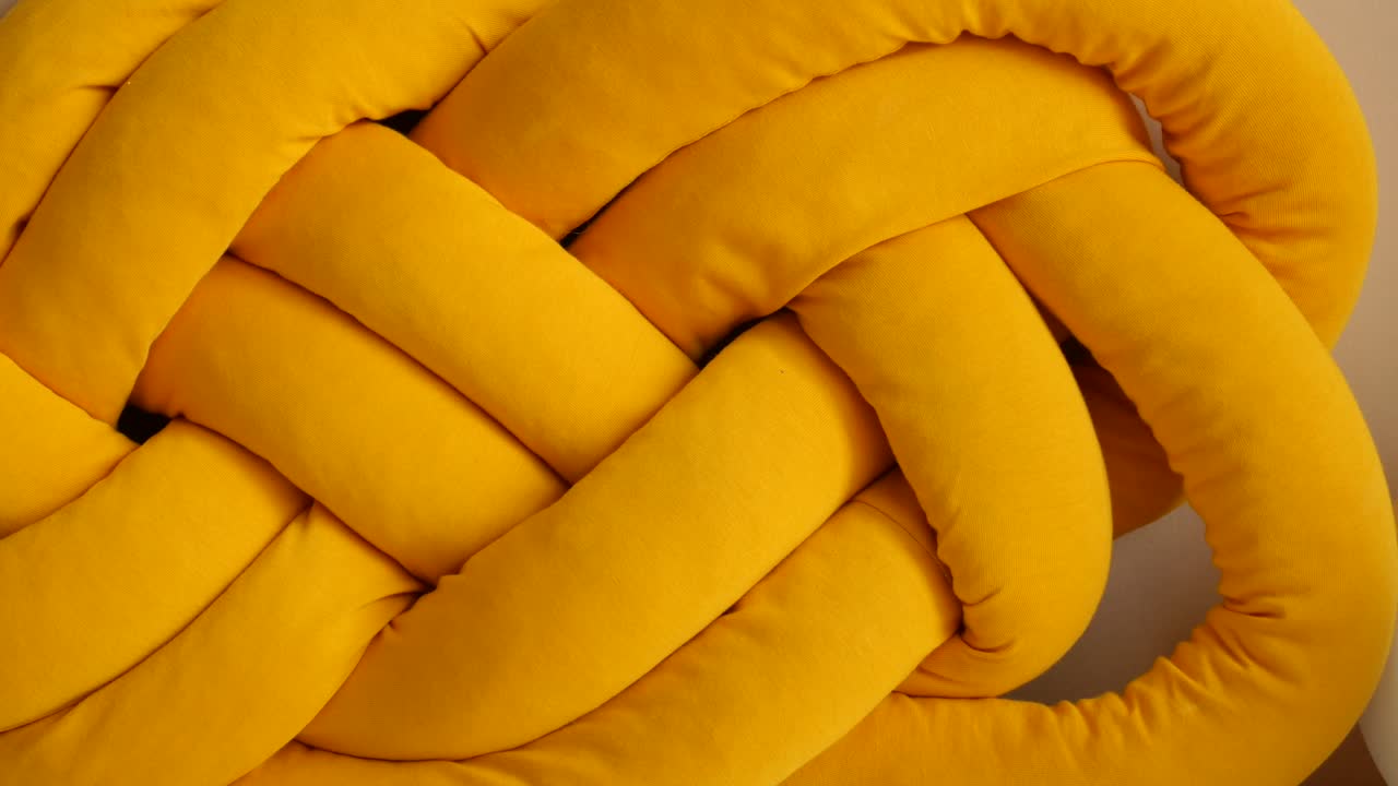 노란색 인 베개