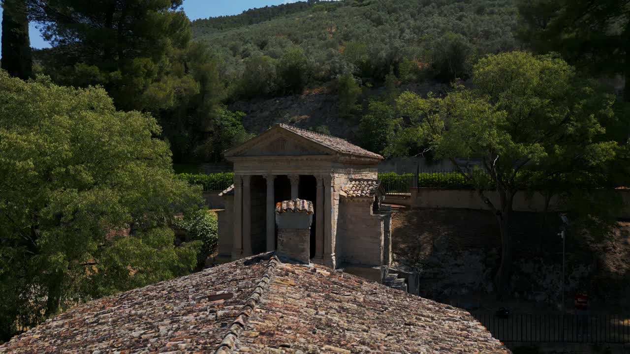 Vista aerea del Tempio del Clitunno, che sorvola tegole e camino