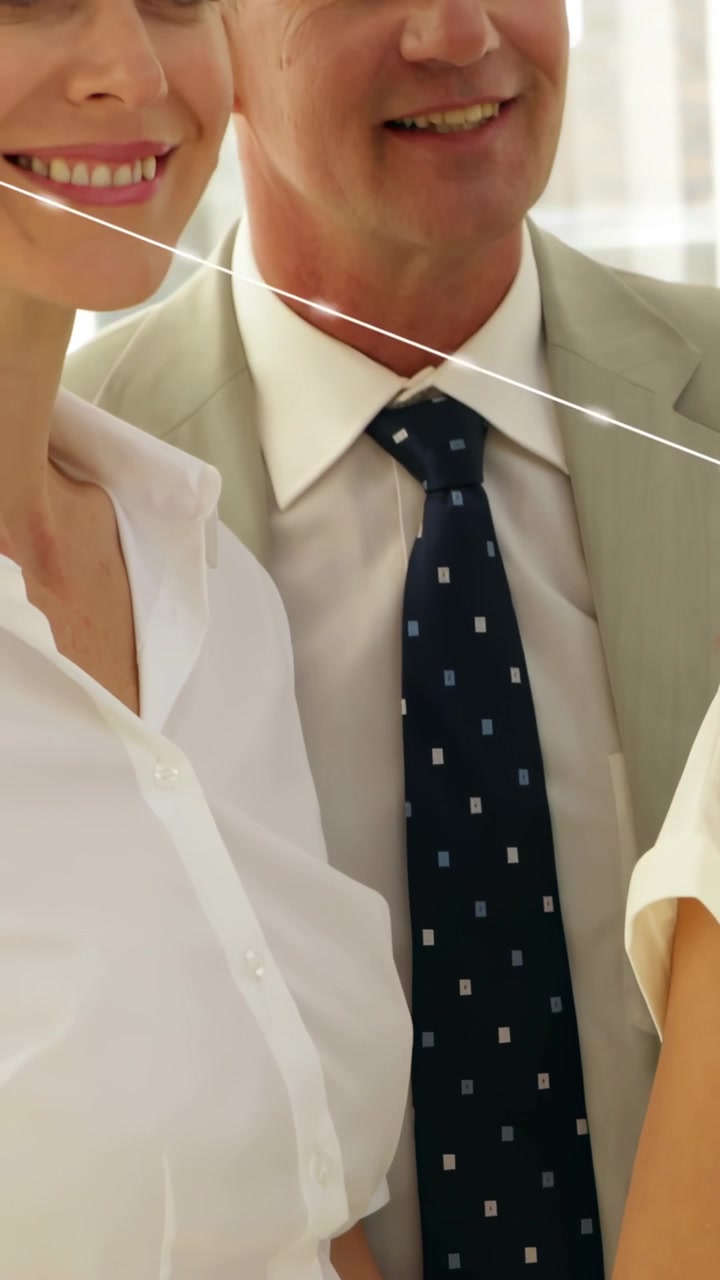Video verticale: Uomo e donna in posa, sistema che invia icone UI blu che coprono i volti, a indicare sicurezza.