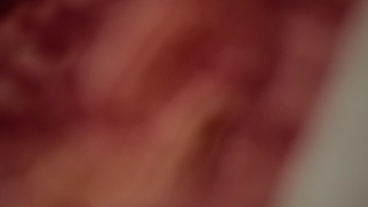 la tela blanca con puntos rojos en el interior está volando debido a la brisa