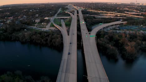 austin, les navetteurs du texas rentrant du travail sur l'autoroute mopac au coucher du soleil, drone aérien au-dessus du lac coccinelle 4k