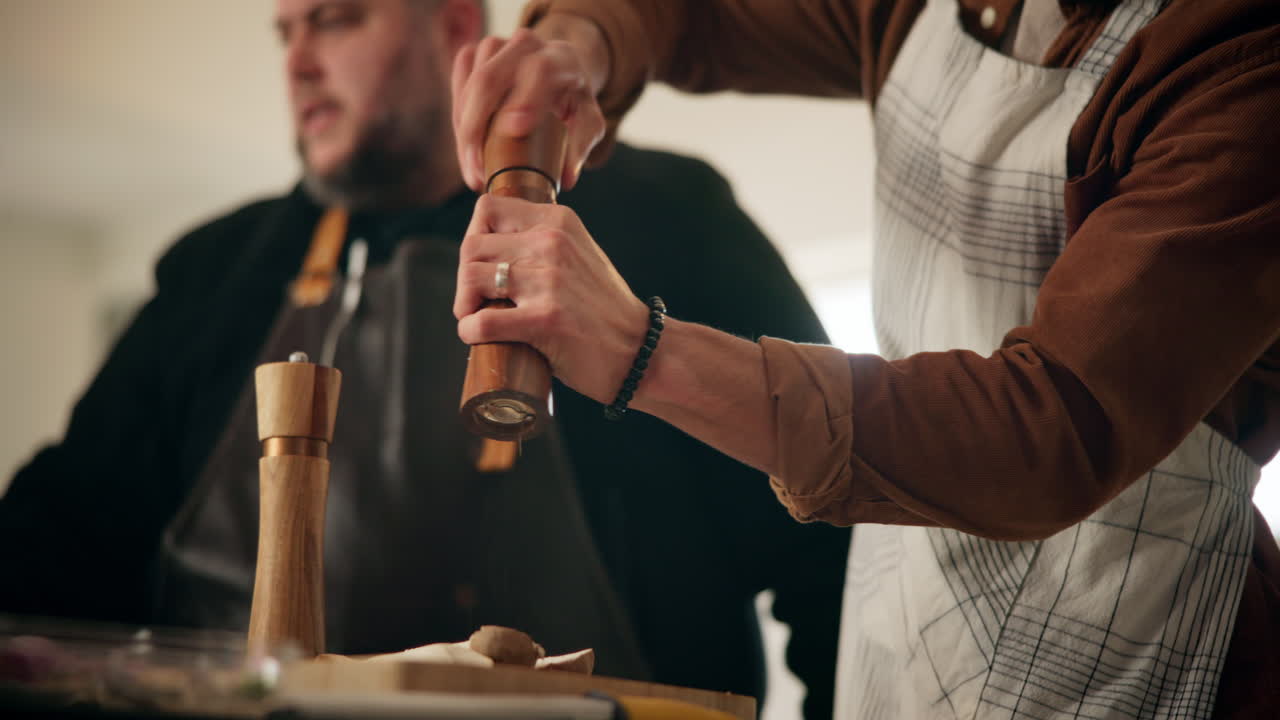 친구들이 함께 요리하는 것