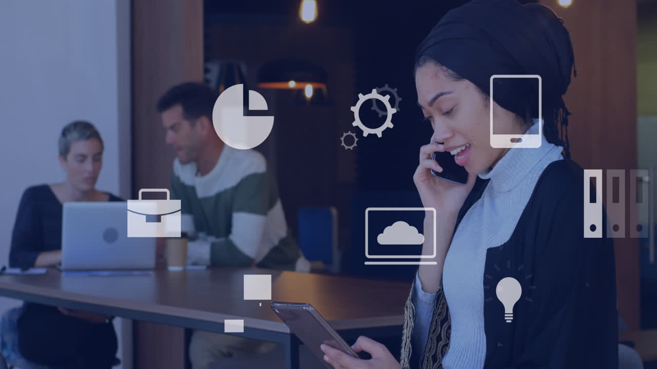 animación de iconos que caen sobre un grupo diverso de personas de negocios
