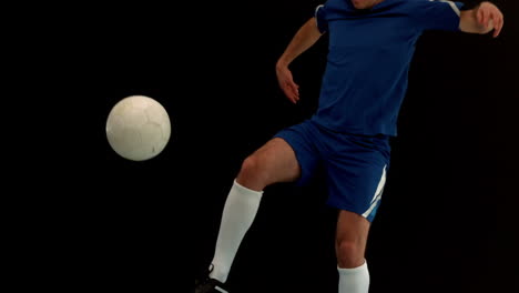 jugador de fútbol pateando la pelota