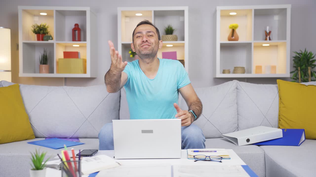 trabajador de oficina en casa hablando motivadoramente a la cámara.