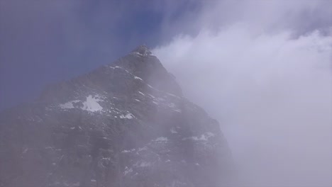 matterhorn 的空中圖像,無人機從雲端出現,望向 cervin 山峰,cervino 山