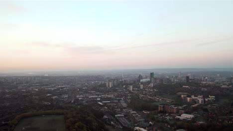 La-Panorámica-Aérea-Revela-El-Paisaje-Urbano-De-Leeds-Al-Amanecer-En-El-Soleado-Día-De-Primavera