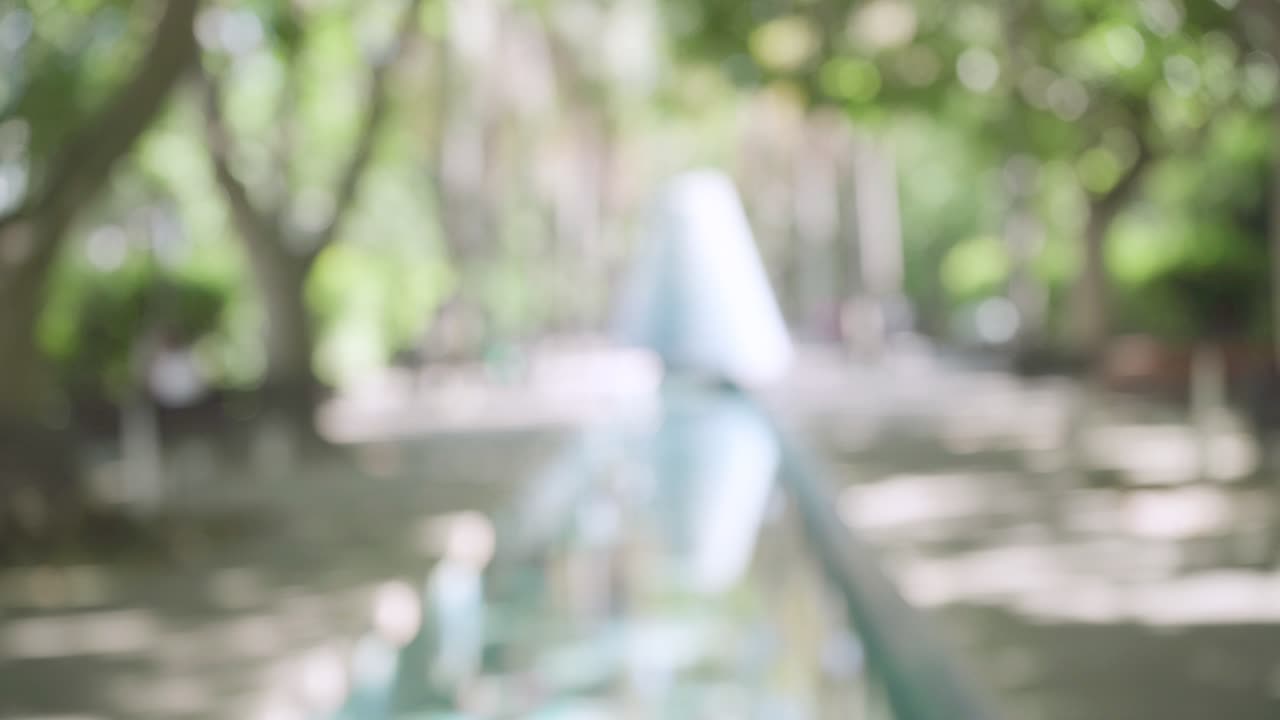 남성과 여성이 흐릿한 배경에서 손을 흔들고 있습니다.