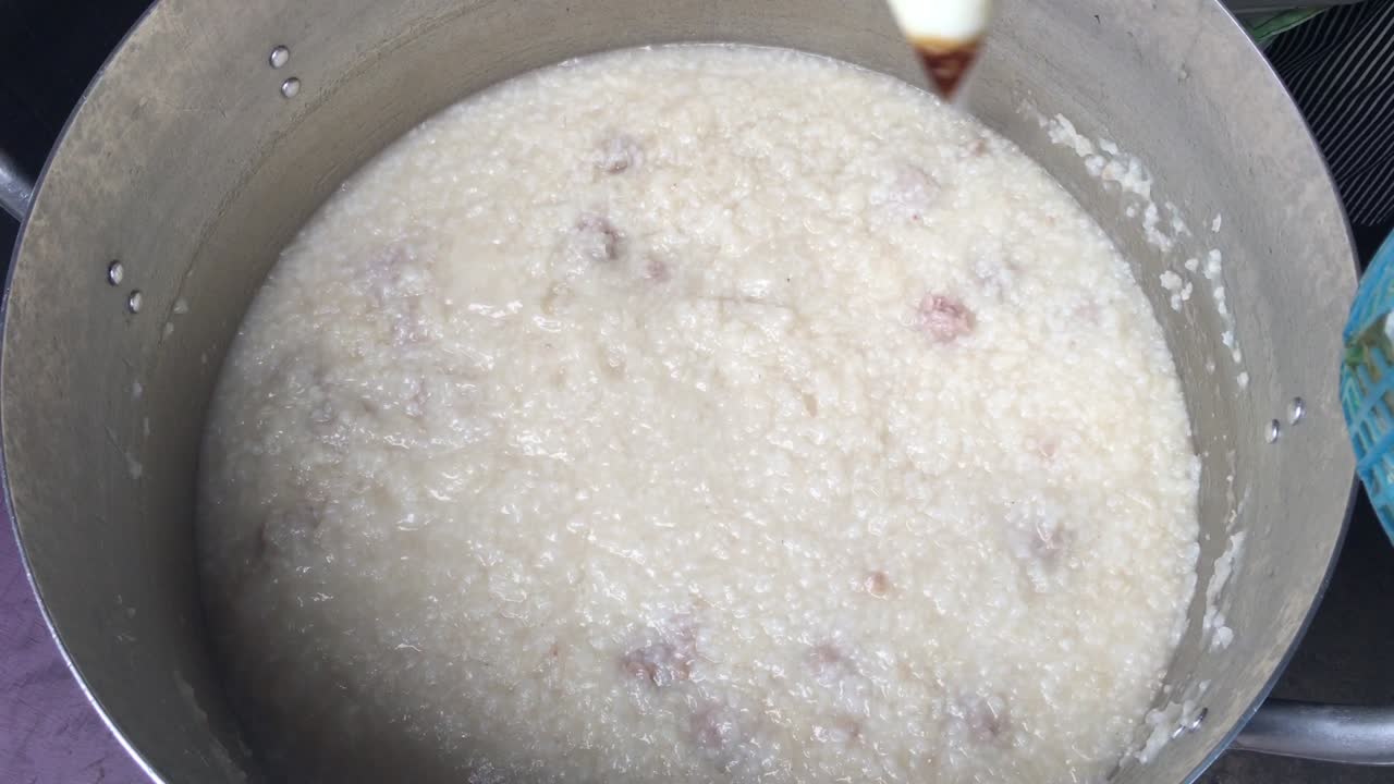 요리 컨셉: 태국 신선한 고기 종류, 코코 우유 혼합과 파우더 긴 디저트, 태국 야간 거리 음식 시장, 태국 전통 신선 한 고기, 팬케이크, 푸딩의 디저트.