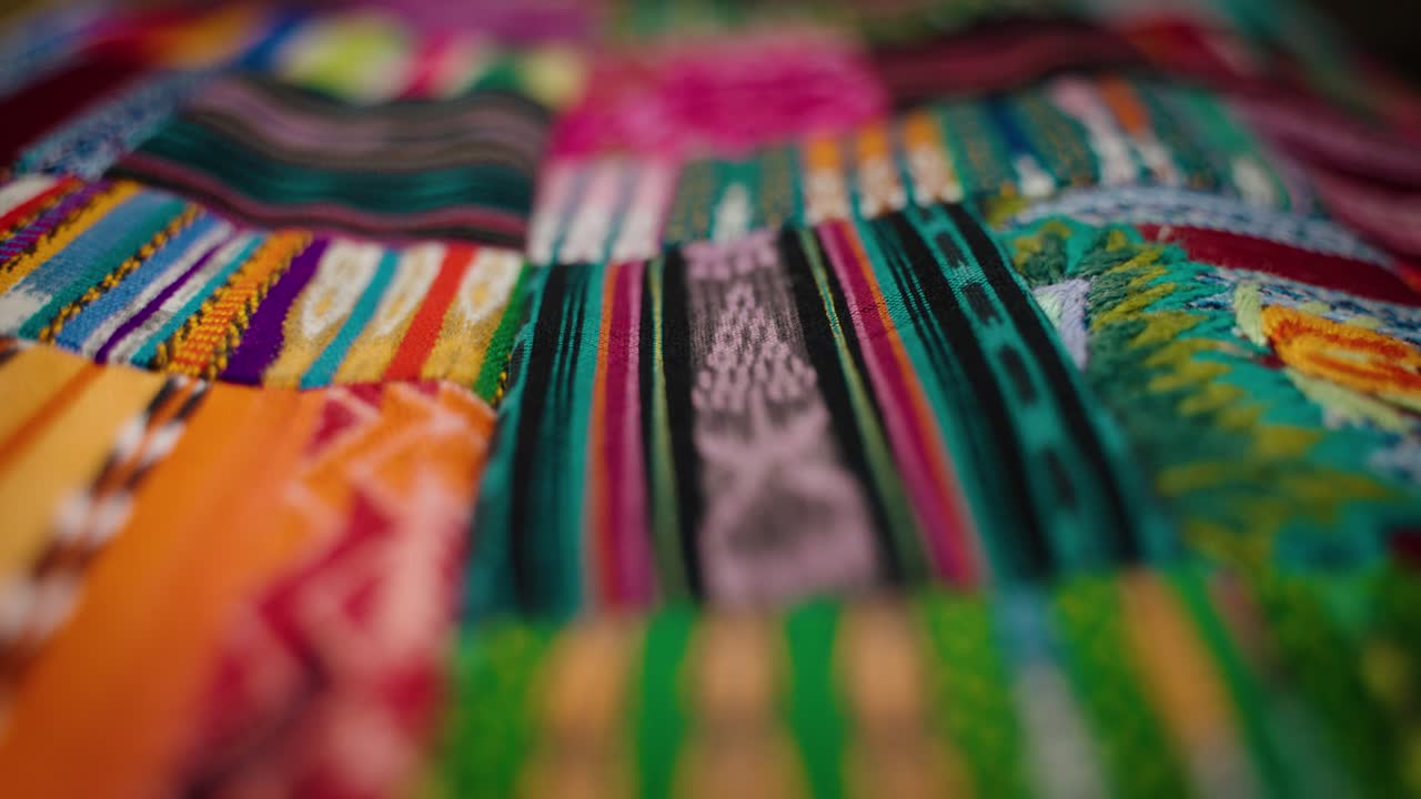 Primo piano di motivi tessili guatemaltechi colorati