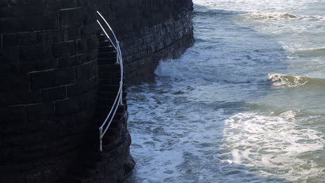 Nahaufnahme-Der-Wendeltreppe-In-Der-Nähe-Von-Hafen-Von-Aberystwyth-In-Ceredigion,-Westwales,-Mit-Brechenden-Wellen