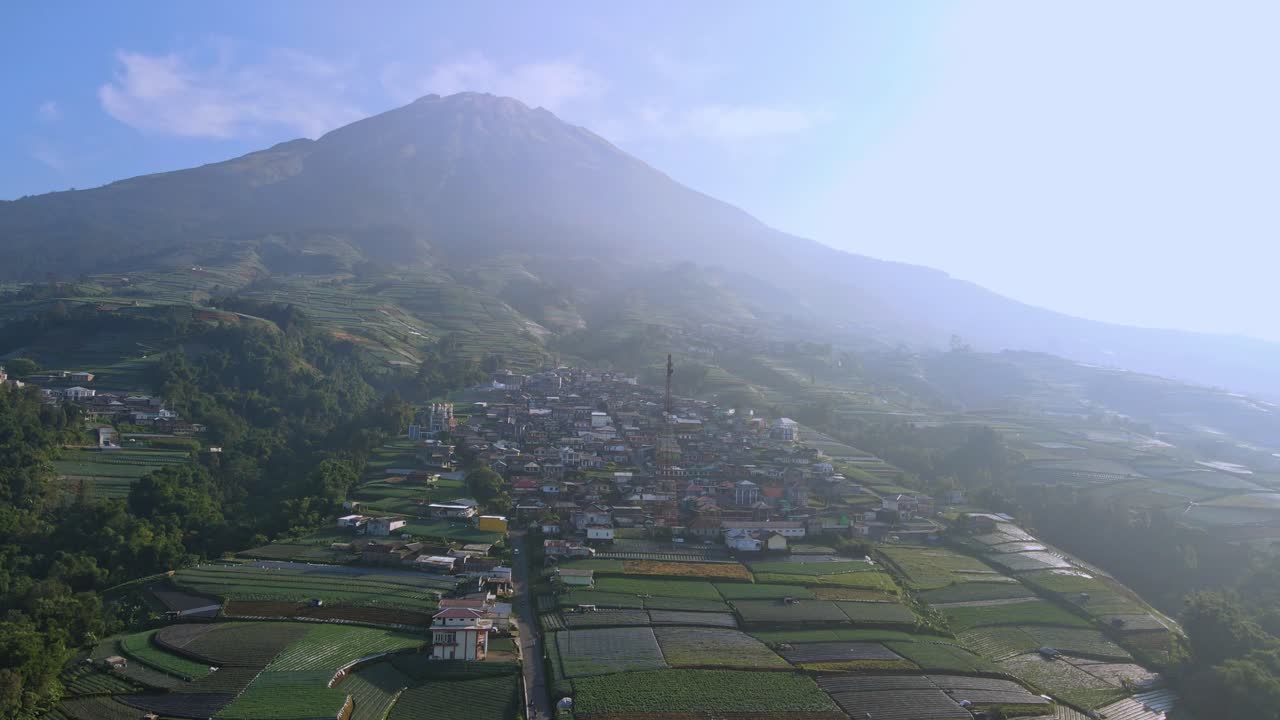 Vista drone di un bellissimo villaggio e piantagione sul pendio della montagna