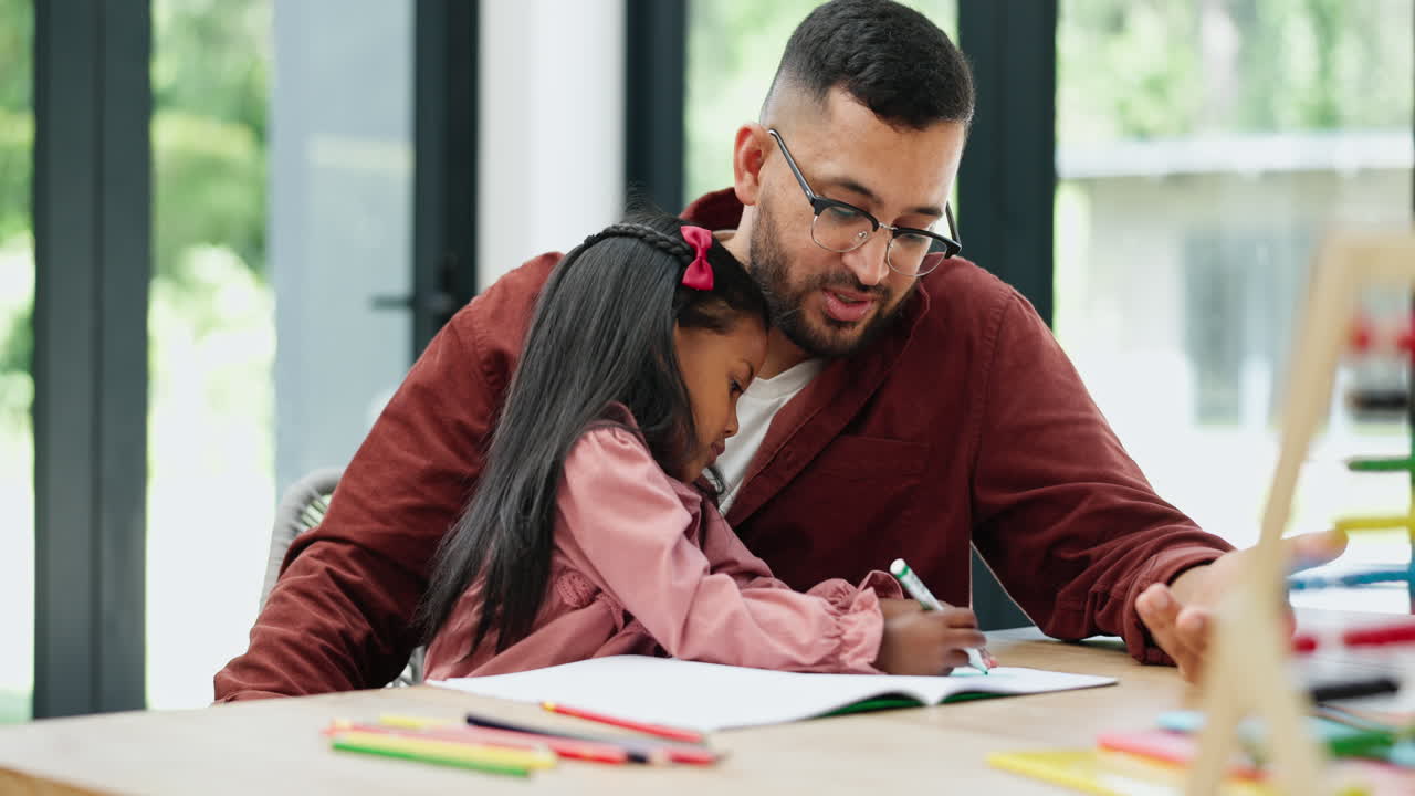 padre enseñando a su hija en casa