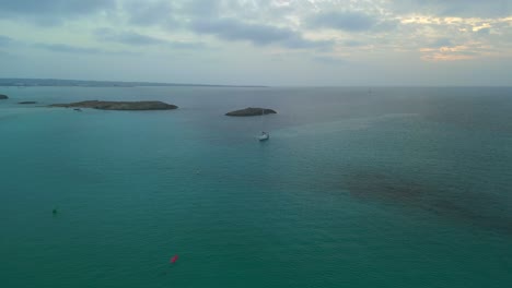 Velero-Solitario-Al-Atardecer-En-La-Laguna-Azul