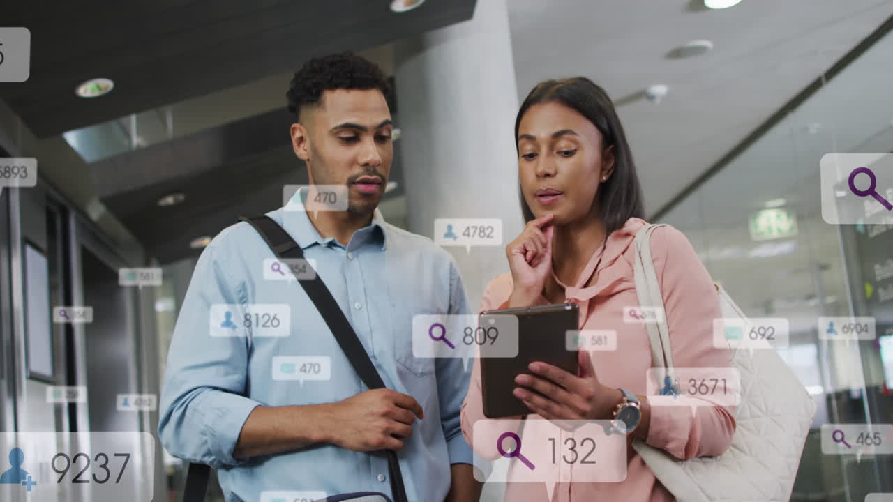 animación de barras de notificación sobre diversos compañeros de trabajo discutiendo informes en la tableta digital en la oficina