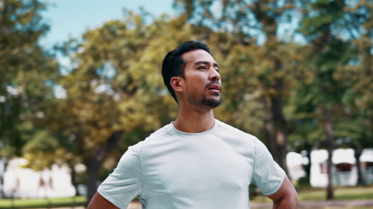 피트니스, 공원에서 사람과 함께 달리고 휴식을 취합니다.