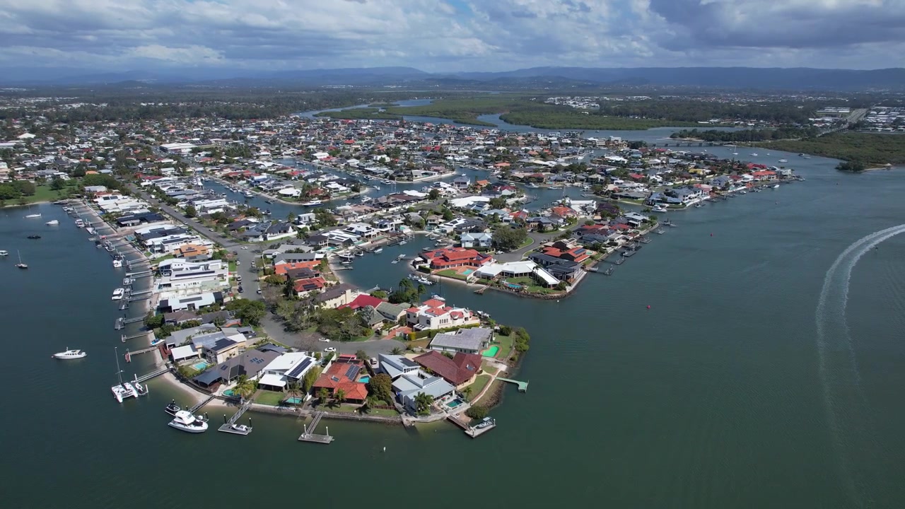 Case di lusso e barche a Sovereign Islands, Paradise Point, Gold Coast, Queensland, Australia - Ripresa aerea in allontanamento