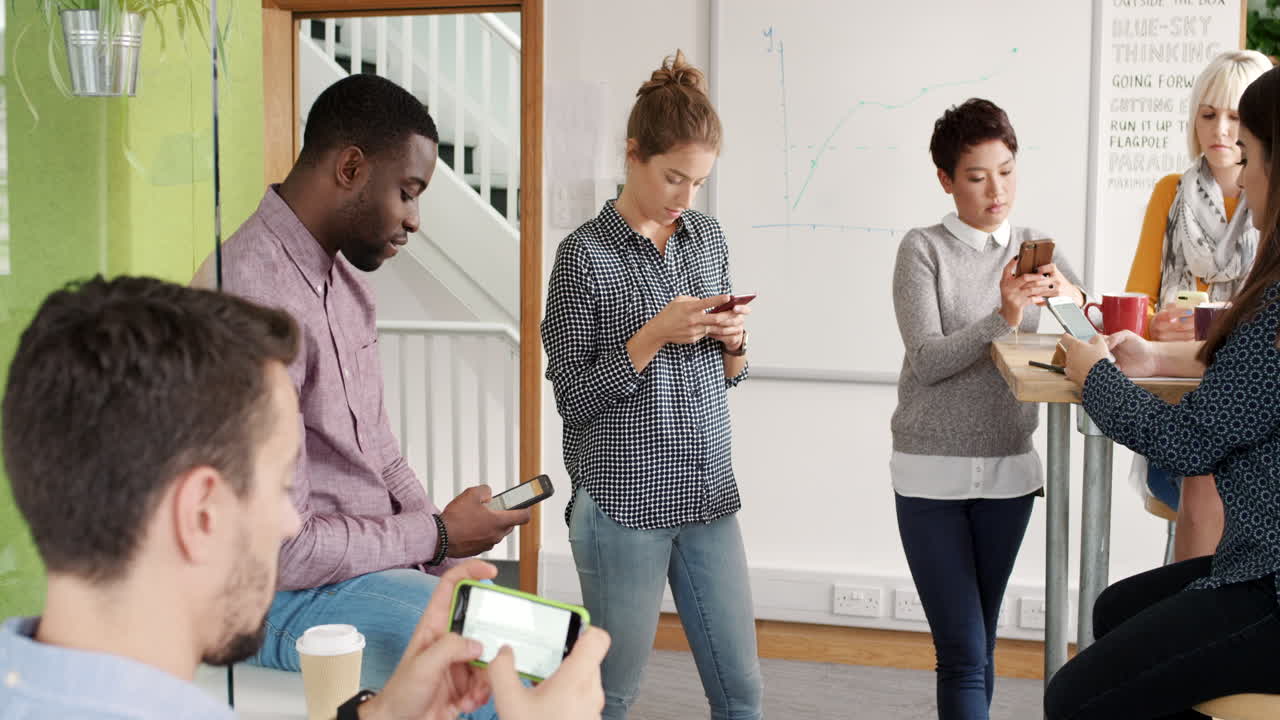 온라인 세계 에 지나치게 신경쓰는 것