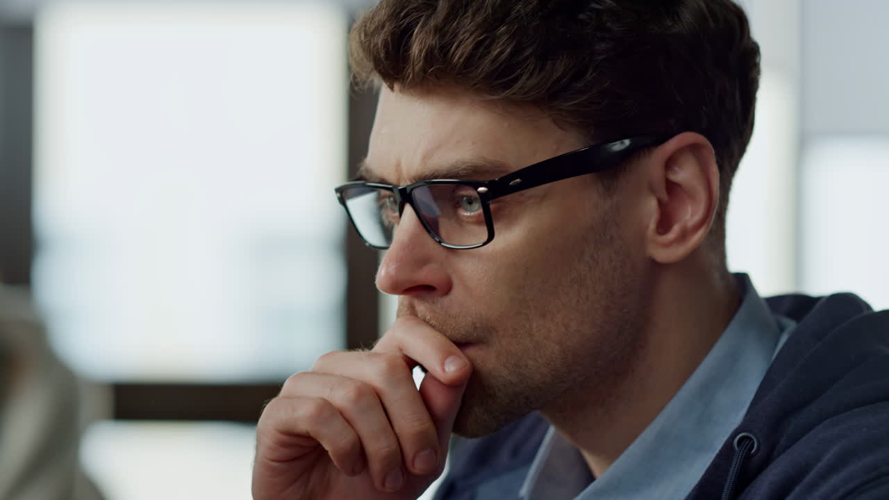 primer plano hombre serio analizando el informe financiero. centrado en el gerente de proyecto de comprobación