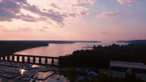 Drone-Tiro-Vista-Aérea-4k-Puente-Barcos-Puerto-Deportivo-Agua-Río-Nubes-Cielo-Mañana-Naturaleza