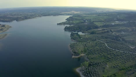 Vista-Aérea-Sobre-Una-Presa-De-Montaña-En-Portugal-Con-Algunas-Reflexiones-Sobre-El-Agua-Antes-Del-Amanecer