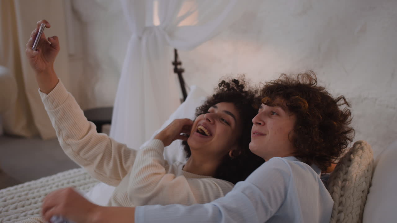 Adorable couple allongé sur un lit