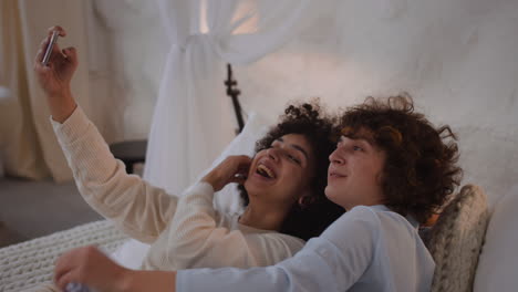 una pareja encantadora acostada en la cama.