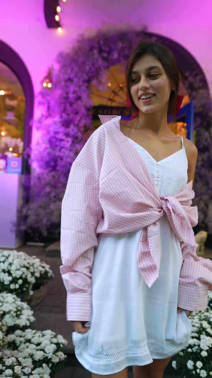 joven con un traje de moda fuera de una tienda