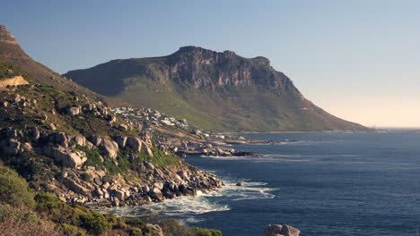 Caminata-De-Montaña-Klein-Leeukoppie-Sobre-La-Playa-De-Llandudno-En-Ciudad-Del-Cabo,-Sudáfrica