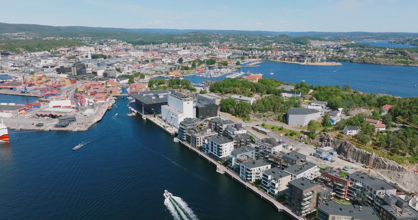Vista aerea del porto di Kristiansand, Norvegia, con barche che mostrano l'attività portuale.