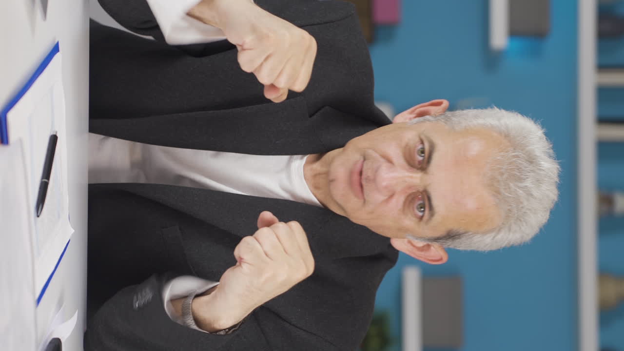 video vertical de un trabajador de oficina en casa hablando motivadoramente a la cámara.