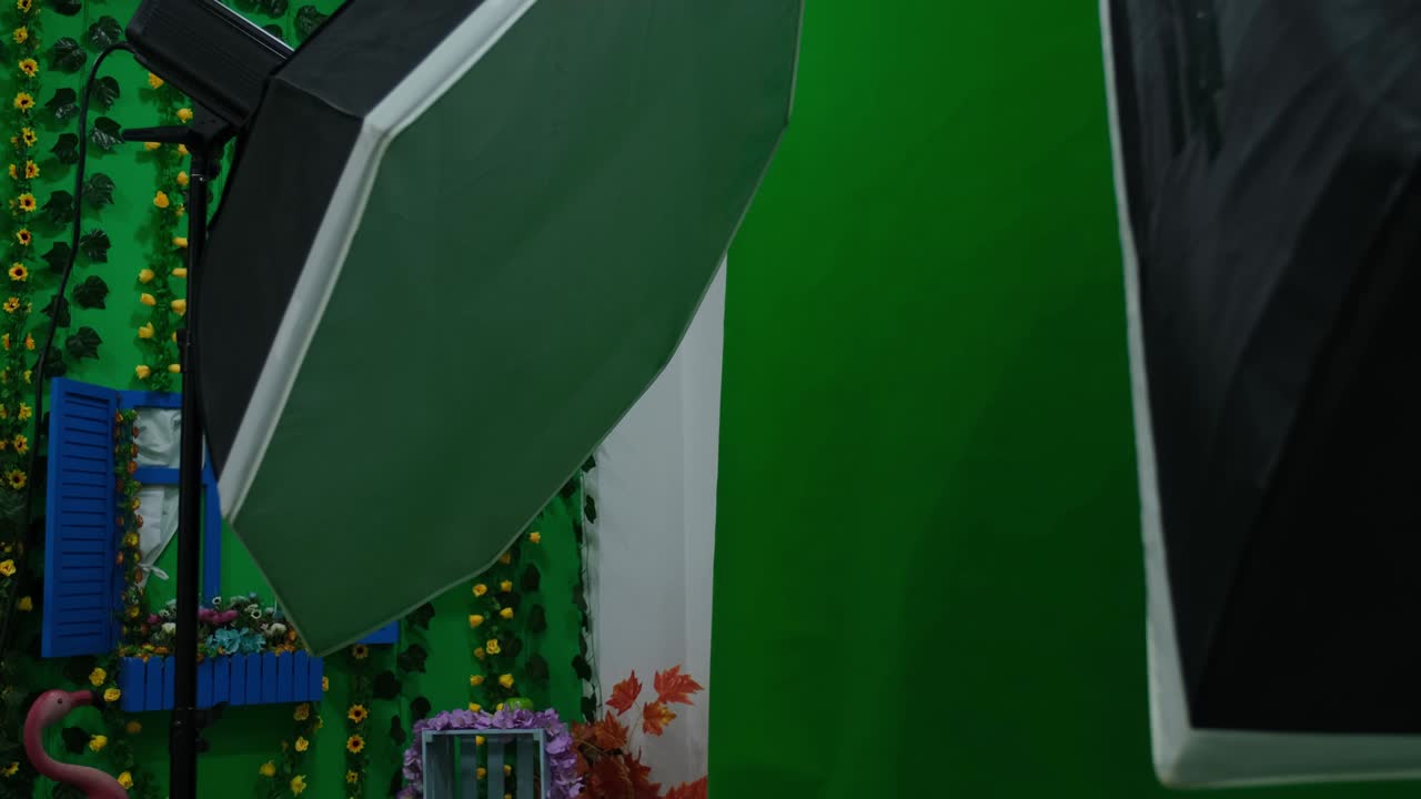 두 개의 육각형 스튜디오 조명을 가진 사진 또는 비디오 스튜디오. 녹색 스크린과 고정 의자