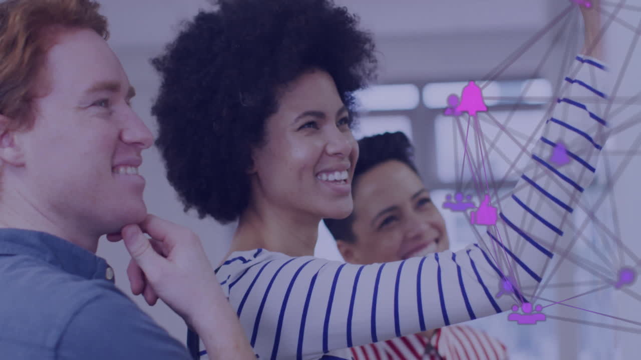 animación de la red de conexiones con iconos sobre diversos colegas tormenta de ideas en la oficina