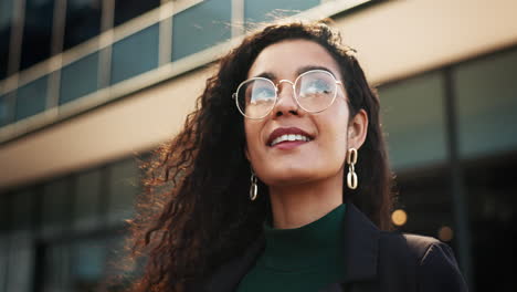 sonrisa, visión y ciudad con una mujer negra de negocios