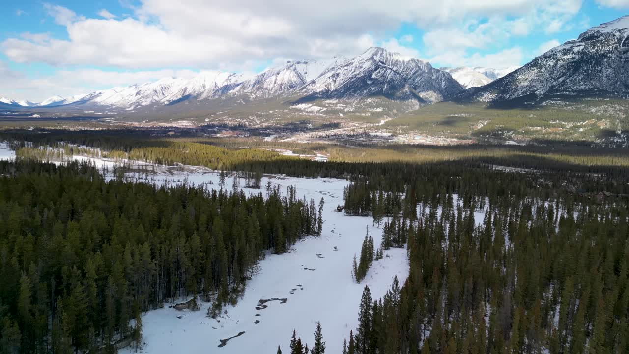 descenso aéreo de canmore y el valle del río bow, alberta, canadá