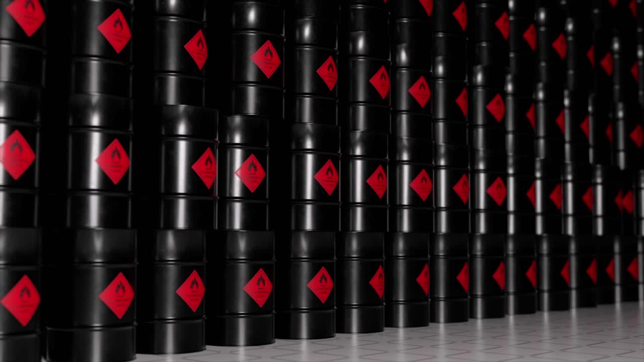 불타는 위험 라벨이 붙은 검은색 기름 배럴