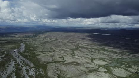 Riesiges-Flaches-Naturgelände-In-Norwegen-Mit-Bergen-Im-Hintergrund