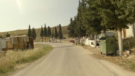 el coche está conduciendo en la carretera en un día soleado en kos, grecia.