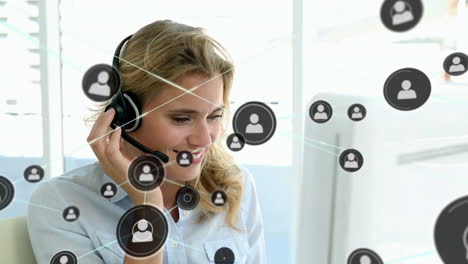animación de iconos conectados a través de una representante de clientes caucásica que habla con un cliente