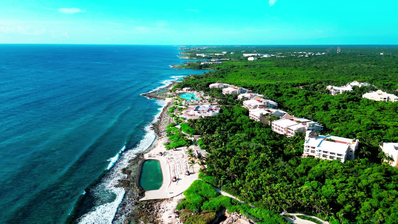 cancún, méxico, vista de un avión no tripulado de un complejo solo para adultos.