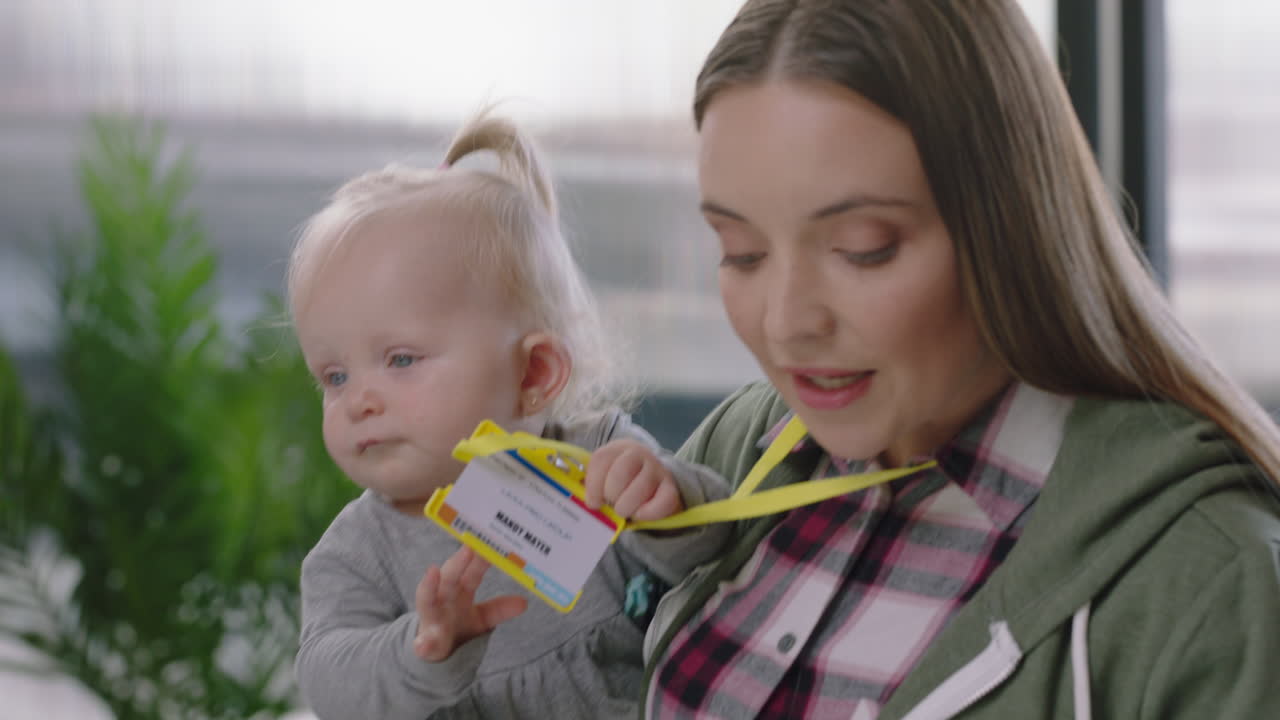 클로즈업 백인 사업가 어머니가 아기를 안고 기업 프로젝트에 대해 논의하고 동료들을 만나고 사무실에서 멀티태스킹